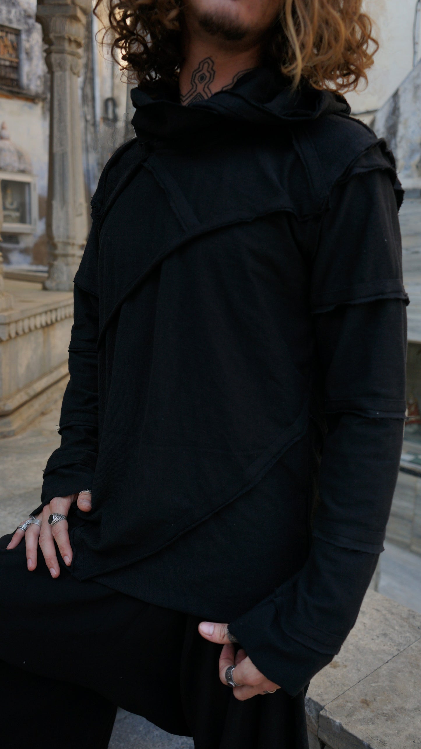 Vaastavik Sweater Black